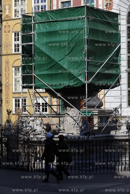 Konserwacja fontanny Neptuna na Długim Targu.
19.03.2015
fot....