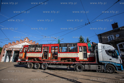 Zajezdnia tramwajowa w Nowym Porcie. Załadunek wycofanych...