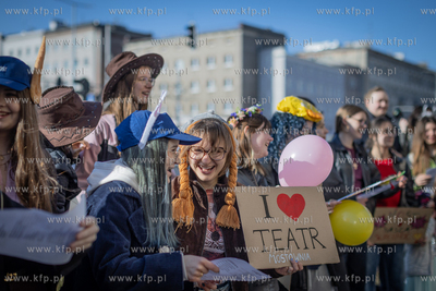 Manifestacja artystyczna Teatr Mostownia z okazji Międzynarodowy...
