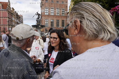 Konferencja prasowa pod Fontanną Neptuna w Gdański...