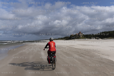 Łeb. Rowerem po plaży. Po lewej Zamek Łeba. 30.09.2023...