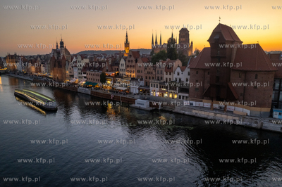 Panorama Gdańska. Długie Pobrzeże z zabytkowym Żurawiem...