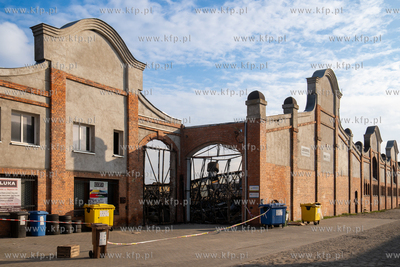 Zgliszcza strawionych ogniem w pożarze hali Zakładów...