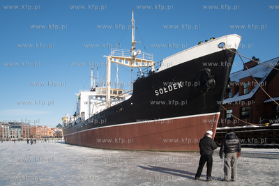 Spacery po skutej lodem Motławie w Gdańsku. Sołdek,...