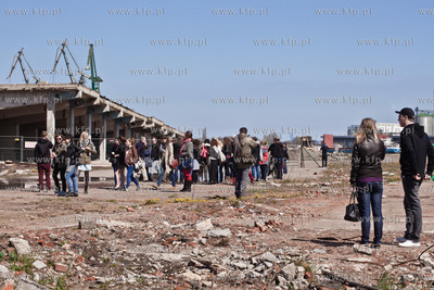 Wspolne zdjecie pod zespolem dwoch pochylni na terenie...