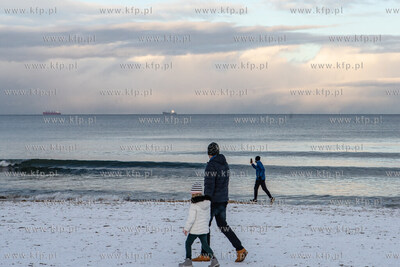 Zimowa krajobraz na plaży w Jelitkowie. 3.12.2021...