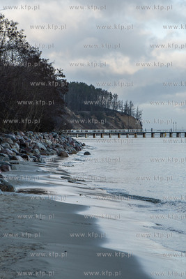 Gdynia  Orłowo. Morze znowu zabrało plażę w Orłowie....