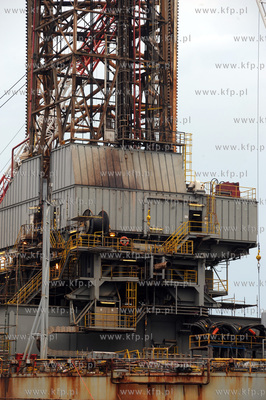 Samopodnosna platforma wiertnicza ENSCO100 przechodzi...