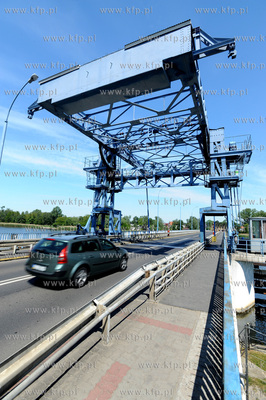 Dziwnow. Drogowy most zwodzony na rzece Dziwnie laczacy...