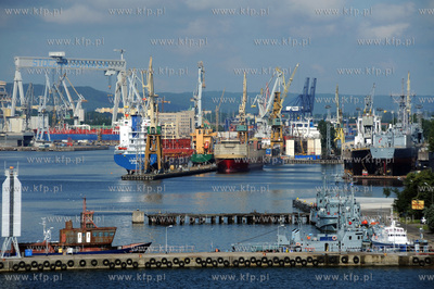 Port wojenny w Gdyni Oksywiu, Stocznia Marynarki Wojennej...