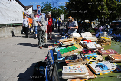 Gdansk. Sprzedaz ksiazek z maski samochodu na rynku...