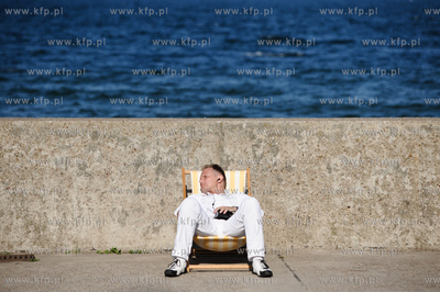 Gdynia. Tlumy turystow i mieszkancow gdyni podczas...