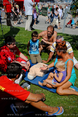 Gdynia. Bulwar nadmorski. Festyn PGNiG Bezpiecznie...