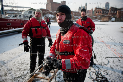 Marina w Gdansku. Cwiczenia ratownikow wopr oraz strazakow...