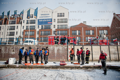 Marina w Gdansku. Cwiczenia ratownikow wopr oraz strazakow...