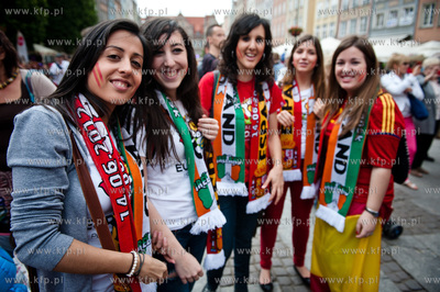 Gdansk. Ulica Dluga. Tlumy kibicow z Hiszpanii i Irlandi...