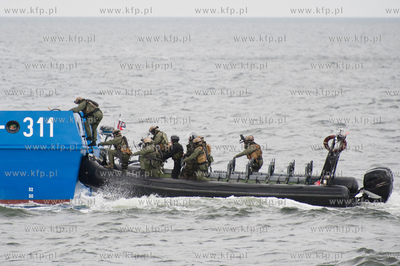 Zatoka Gdanska. Pokaz akcji odbijania zakladnikow ze...