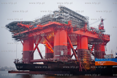Gdansk. Stocznia Remontowa. Wydokowana do remontu platforma...