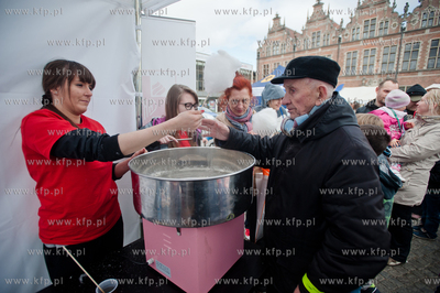 Gdansk. Targ Weglowy. Wielki Festyn Rodzinny, swietujacy...