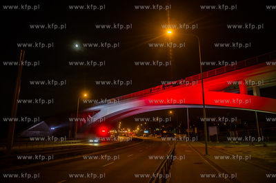 Gdansk. Nowy wiadukt PKM nad ul. Slowackiego oswietlony...
