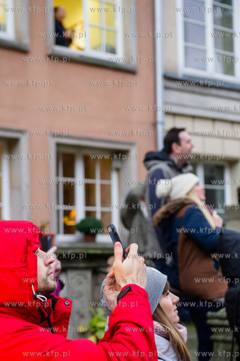 Gdansk. Dlugi Targ. Operacja stawiania swiatecznej...