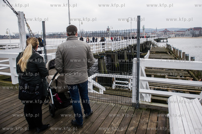 Sopot. Molo. Niedzielni spacerowicze, ktorych nie odstrasza...