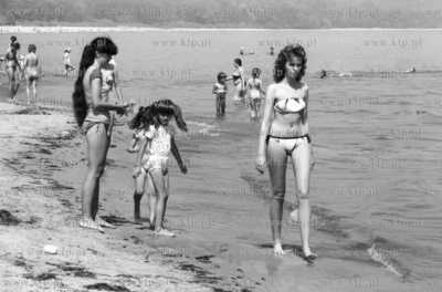 Brzeg morski na plazy w Sopocie. 7.07.1989 2lipiec89_z.kosycarz_p13...