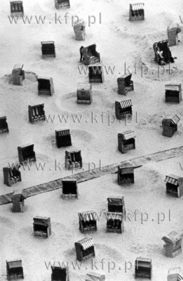 Kosze na opustoszalej plazy. 14.07.1984 odb_03_10_42...