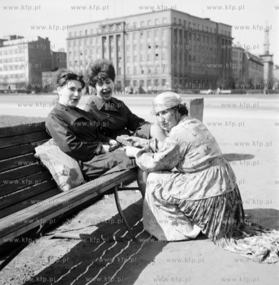 Cyganka wrozy mlodym kobietom na Skwerze Kosciuszki...