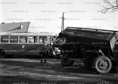Zderzenie autobusu linii 191 z ciezarowka PKS przewozaca...