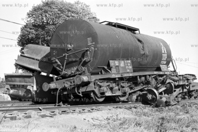 Katastrota kolejowa w Skowarczu. Na stojący pod semaforem...