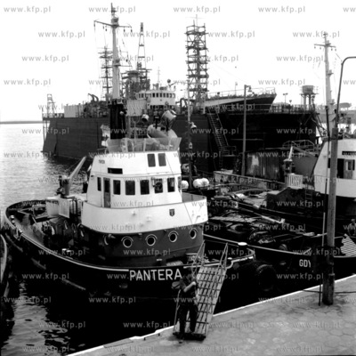 Holownik Pantera stoi przycumowany do nabrzeża w porcie...