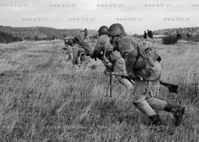 Ćwiczenia żołnierzy 7 Łużyckiej Dywizji Desantowej...