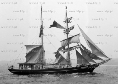 Żaglowiec Wilhelm Pieck płynie po Zatoce Gdańskiej....