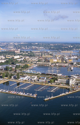 Gdynia z lotu ptaka. Na pierwszym planie Basen Zeglarski...