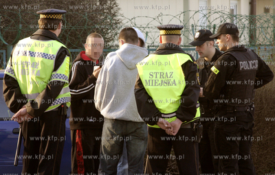 Gdynscy policjanci i straznicy miejscy legitymuja mlodych...