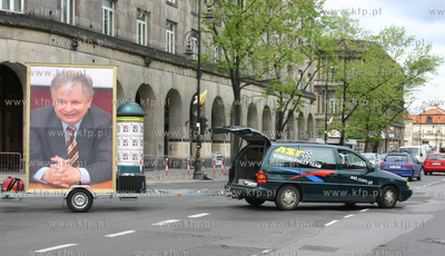 Samochod holujacy portret Jaroslawa Kaczynskiego po...
