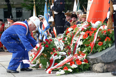 Zlozenie kwiatow i wiencow na plycie Marynarza Polskiego...
