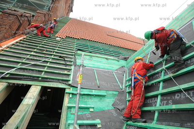 Kosciol sw. Katarzyny, Gdansk. Prace dekarskie na dachu...
