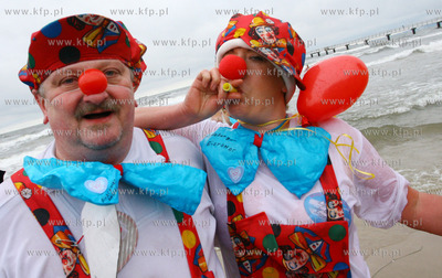 Kilkudziesieciu morsow wykapalo sie w lodowatym baltyku...