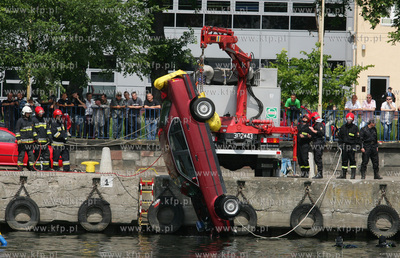 Szczecin. Od wczesnych godzin rannych sluzby ratownicze...