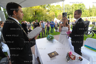 Szczecin. Nietypowy slub w wzieli Tomek i Wanda. Para...