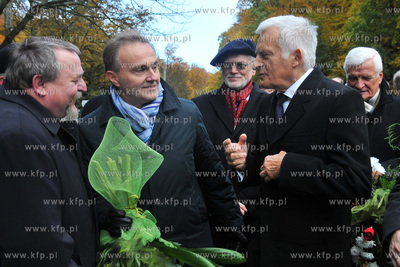 Cmentarz witominski w Gdyni. Przewodniczacy Europarlamentu...