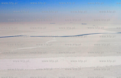 Zdjecia lotnicze zamarznietej Zatoki Gdanskiej. 24.02.2011...