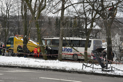 Ok. godz. 11 autokar turystyczny wjechal w drzewo na...