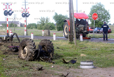 W Niezychowcach kolo Chojnic kierujacy traktorem Zetor...