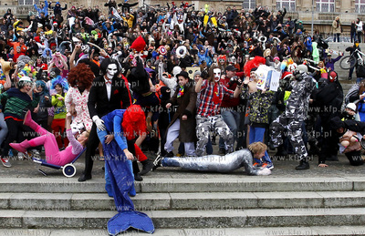 Przed Muzeum Narodowym w Szczecinie, na Wałach Chrobrego...