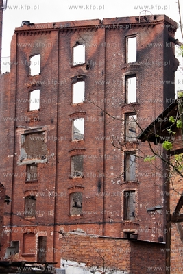 Starogard Gdanski. Zgliszcza zabytkowego mlyna po pozarze....