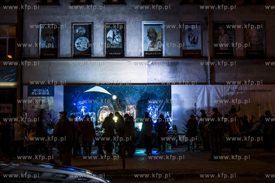 Przed Galeria Sztuki Warzywniak w Gdansku Oliwie, stanela...