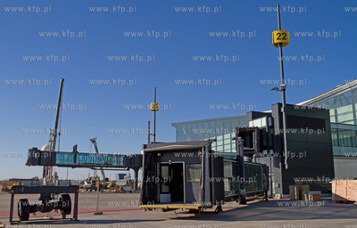 Instalacja rekawow przy terminalu pasazerskim T2 na...